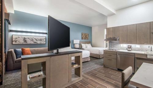 Studio Suite with Two Queen Beds with Sofa Bed, Kitchen and Tub - Disability Access