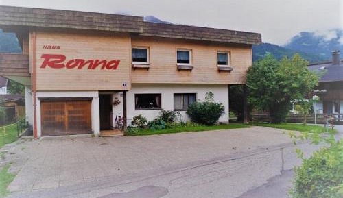 Three-Bedroom Apartment with Shower