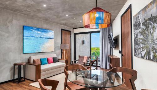 One-Bedroom King Suite with Sofa Bed and Jungle View