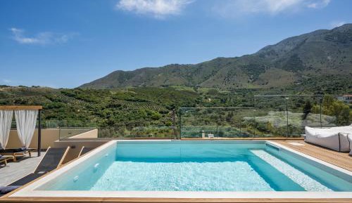 Apartment with Heated Pool and Sea View