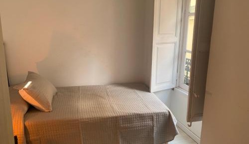 Single Room with Shared Bathroom