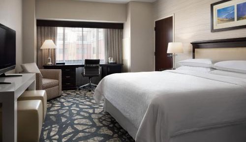 Club level, Guest room, 1 King, City view, High floor