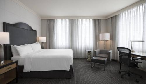 Executive King Room with Adapted Tub - Mobility Accessible