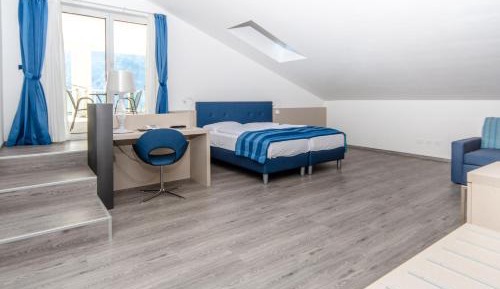 Deluxe King Room with Terrace and Lake View