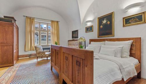 Two-Bedroom Apartment with Kitchen and Library