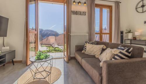 Apartment with Mountain View
