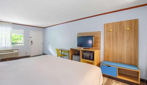 1 King Bed, Mobility Accessible Room, Bathtub w/ Grab Bars, Non-Smoking