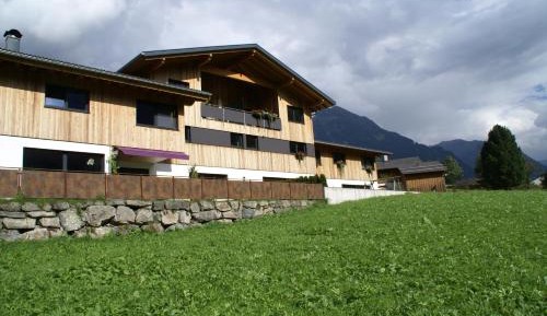 Two-Bedroom Apartment with Shower 