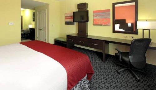 Suite with Mobility Accessible Tub - Non-Smoking
