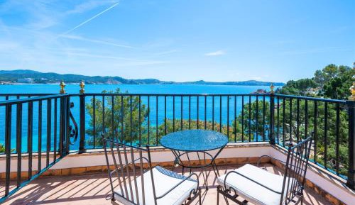 Superior Double or Twin Room with Seafront View and Balcony