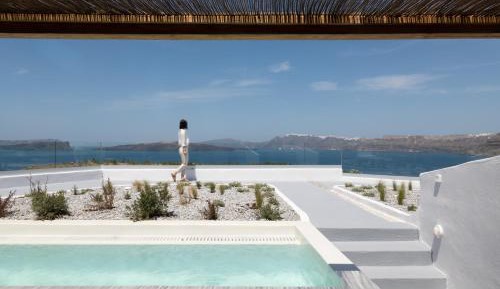 Family Room with Private Pool & Caldera view