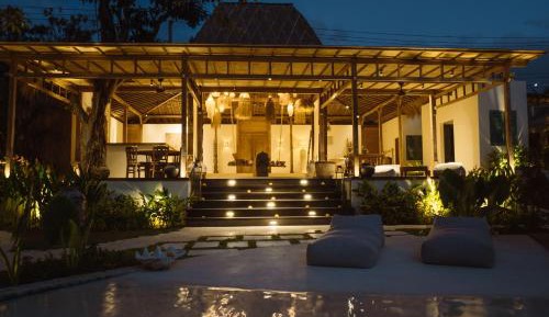 King Suite with Pool View