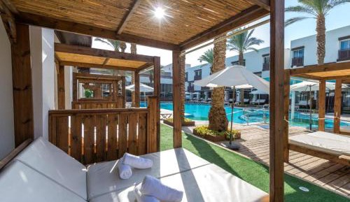 Studio Garden and Pool View