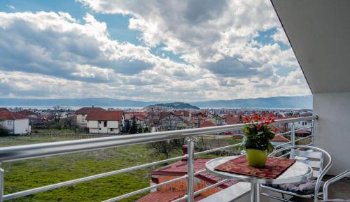 Apartment with Lake View