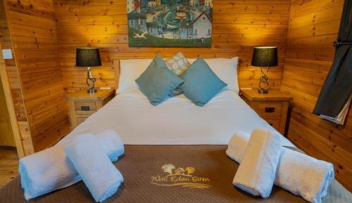 Large Log Cabin With Hot Tub