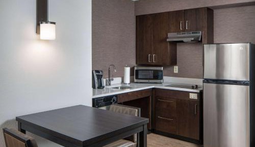 Studio Suite Queen with Bathtub - Mobility Accessible