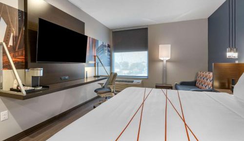 King Room with Roll-In Shower - Disability Access