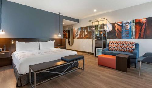 King Corner Room with Rain Shower - Non-Smoking