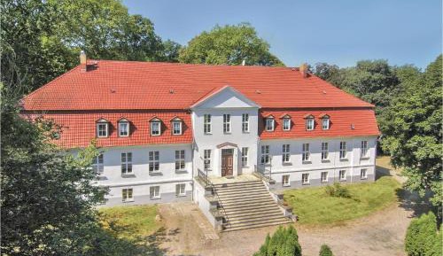 Nineteen-Bedroom Holiday home