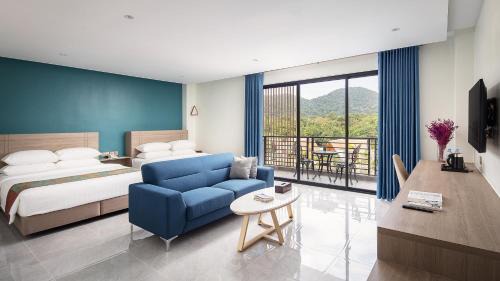 Deluxe Family Room With Pool & Mountain view