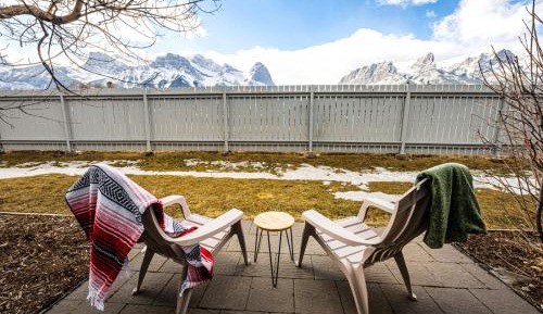 Apartment with Mountain View