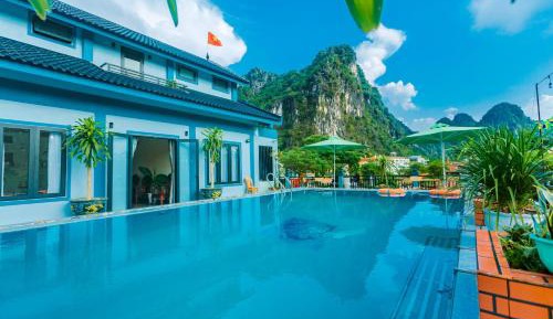 Family Room with Mountain View