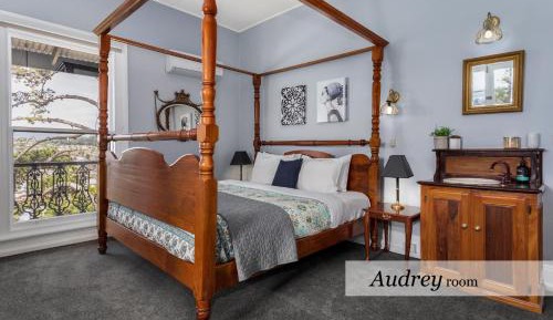 Audrey – Deluxe King Room with Spa, upstairs