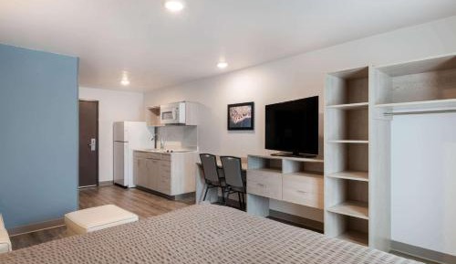 QUEEN SUITE WITH SOFA