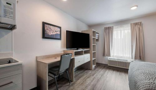 QUEEN SUITE W DISHWASHER (DISHES/COOKWARE INCLUDED) ACCESSIBLE ROLL IN SHOWER