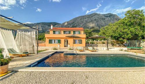 Three-Bedroom Holiday Home 