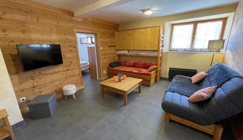 Apartment with Mountain View