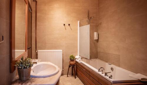 Deluxe Double Room (2 Adults + 2 Child) with Spa Bath