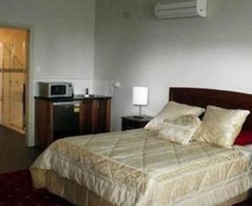Deluxe Queen Suite