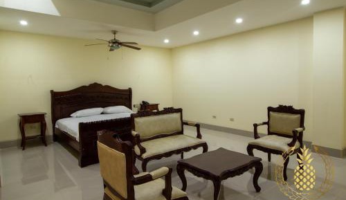 Deluxe Queen Suite