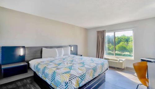 Standard King Room - Non-Smoking 