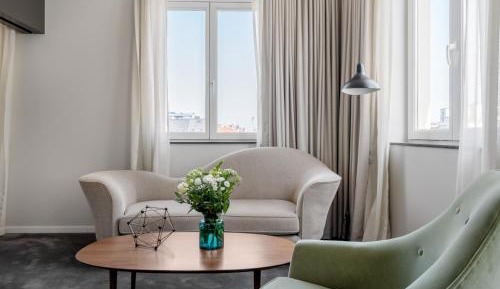 Extra Large Room with Separate Living Area and Bathtub