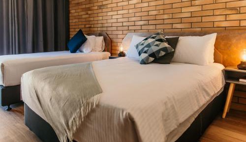 Queen & Single Accessible Room