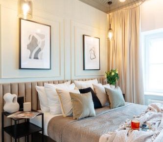 Corner Apartment with king size bed and old town view