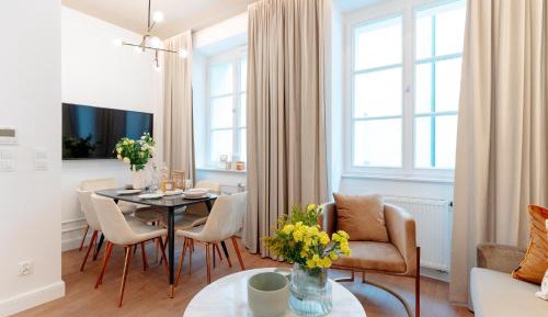 Corner Apartment with king size bed and old town view