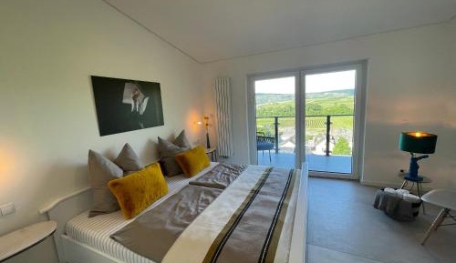 Apartment with Mountain View