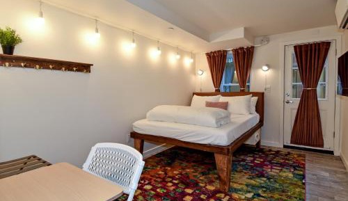 Lower Level Deluxe Queen Room 