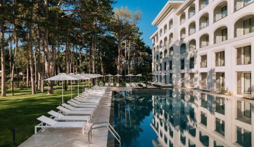 Family Room with Patio and Pool View and unlimited access to Health Spring Spa