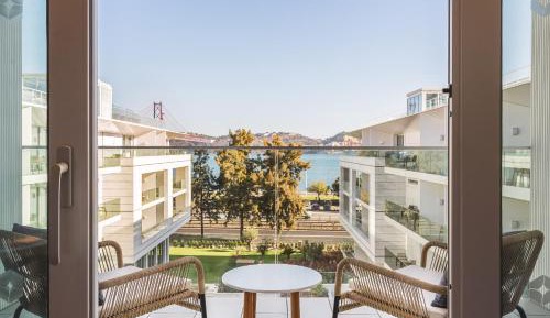 Deluxe Queen Suite with River View