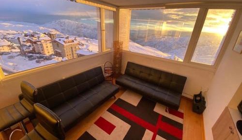 Apartment with Mountain View