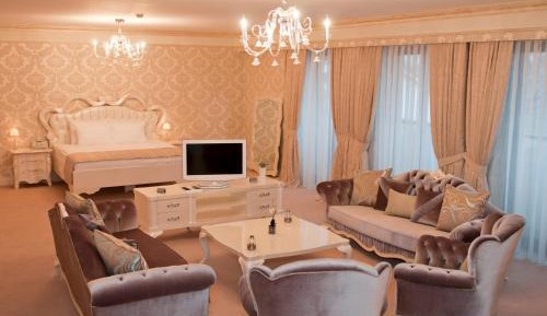 Deluxe Presidential Suite