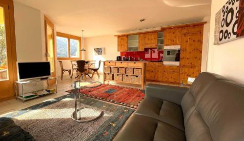 Apartment with Mountain View