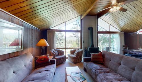 Apartment with Mountain View