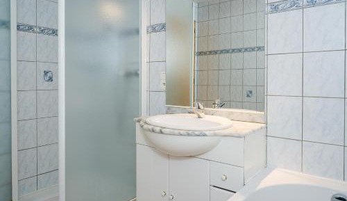 Basic Triple Room with Shared Bathroom