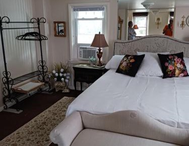 Deluxe Queen Suite