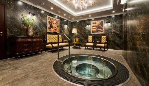 King Room with Private Spa Access for 1 hour (Jacuzzi with Sauna)